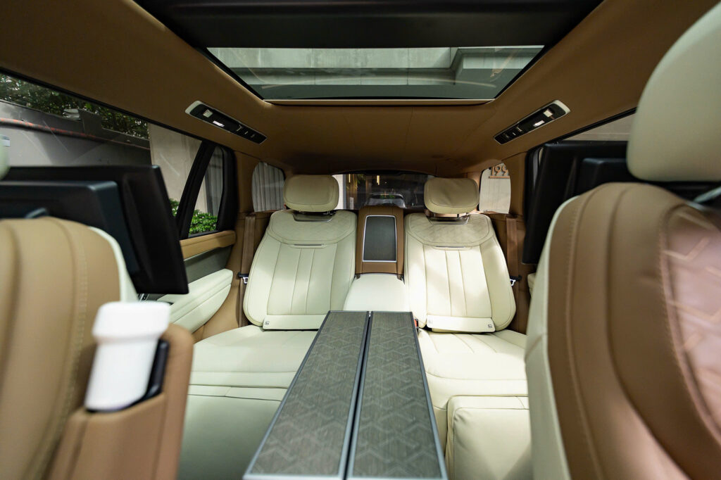 Range Rover SV - Khi tính cá nhân hóa được nâng tầm 6 Range Rover SV - Khi tính cá nhân hóa được nâng tầm z7223425838543 d5190dcacc7bd3fb6ba142eda85f55d4 Range Rover SV - Khi tính cá nhân hóa được nâng tầm